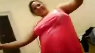 فتاة عربية سمينة تبلع السائل المنوي في فيلم صريح