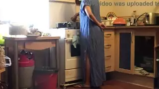 ممارسة جنسية ثلاثية مكثفة: خادمتان تخدمان قضيب رئيسهما الكبير في المطبخ