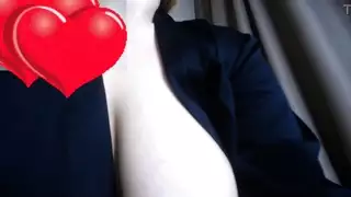 مراهقة ذات أثداء ضخمة في لعبة حلمات صريحة وفعل إباحي