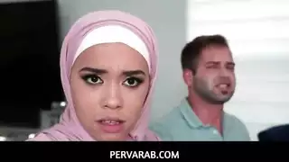 قذف في الحلق بمستوى نجم إباحي من فتاة عربية ساخنة