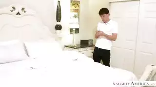 سكس ام مع صديق ابنها ف البيت وابنها ف المدرسه