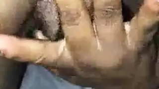 فتاة أوروبية شابة تأخذ قضيبًا عملاقًا في الداخل