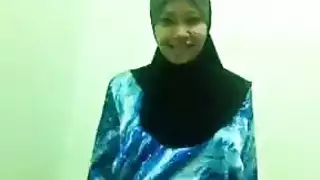 نيك ولعب بيده في سوتها حتى تبوب وتعذيب