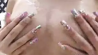 عاهرة هواة آسيوية: نزع الملابس الداخلية أمام المشاهدين