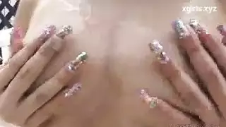 آسيوية ناعمة تمارس الجنس مع قضيب أسود ضخم وهو لا يكتم أنينه