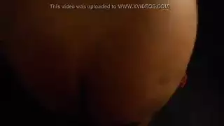 امرأة ممتلئة الجسم في جوارب مثيرة تستمتع بجماع عنيف في الحلق وتنتهي بقذف