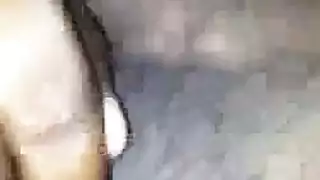 اثنتان من الأمهات المشتعلات يحشون فتحاتهما بقضيب ضخم