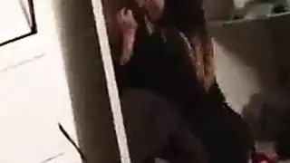 فتاة بيضاء تُمارس الجنس بعنف بواسطة قضيب أسود كبير في فعل صريح