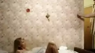 السيدة الروسية الساخنة تركب قضيبًا كبيرًا بمهارة المحترفين