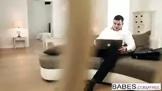 العاهرة السمراء ذات الصدر الكبير كوني كارتر تتوق لقضيب صلب جديد