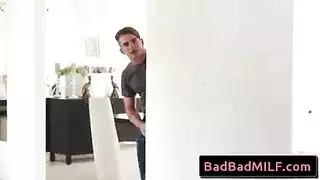 مشهد مثليات صريح: إيلاج مزدوج بألعاب جنسية على المسرح