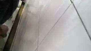 لقاء في المتجر مع سمينة: نكاح شرجي ومهبلي مزدوج مع رجال داكني البشرة عضليين