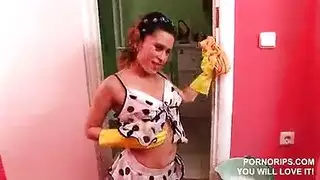 امرأة مشعرة ذات أثداء كبيرة تحب المص وإرضاء عشيقها