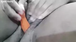 يدخل يه في كسه نيك