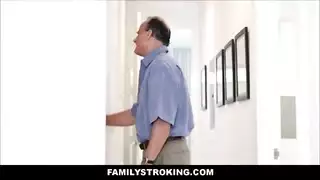 قضيب ابن الزوج الكبير ينيك زوجة الأب بعنف وعمق