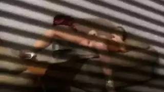 جلسة استمناء خفية في غرفة المعيشة ورفيقي قريب