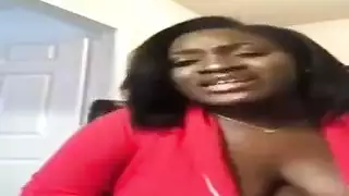 مشهد استمناء ساخن: بلوغ النشوة في ملابسها الداخلية الوردية أمام المرآة