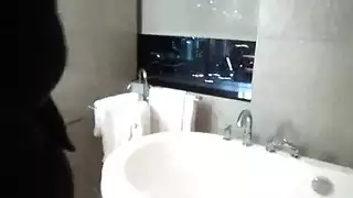 يهدي رجل اخر لزوجته السمينه