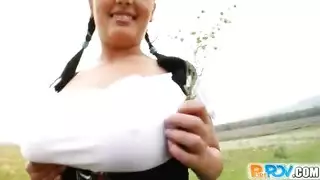 فتاة ممتلئة الصدر تمارس الجنس بقوة وتصل للذروة بعنف