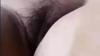 فرج امرأة ناضجة يتعامل مع قضيب عجوز في جلسة جنس عنيفة