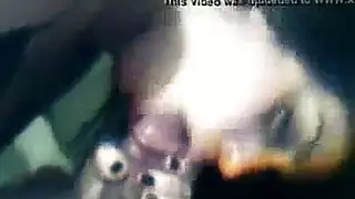 فتاة بشعر ساخن تبلع القضيب وتتلقى انفجاراً وجهياً غنياً