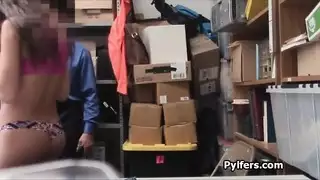 فتاة صغيرة تثبت بواسطة الحارس في غرفة التخزين