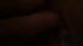 إصبع وقضيب حقيقي يلامسانها بينما الزوج يغطي كل بوصة