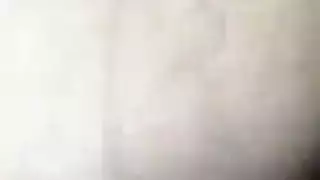 الفتاة حمراء الشعر كاندي لين تضع قبضتها في فرج جينا الصغيرة تحت أشعة الشمس القاسية