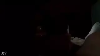 مقدمة برنامج واقعي تحصل على إيلاج مزدوج في غرفة الملابس