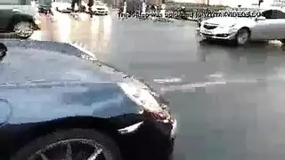 فتاة بيتزا ذات ثديين كبيرين تمارس الجنس مع باريس روز بقضيب اصطناعي