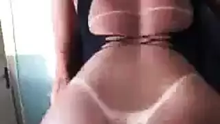 صديق الابنة يخضع لسيطرة أم جذابة ذات خبرة