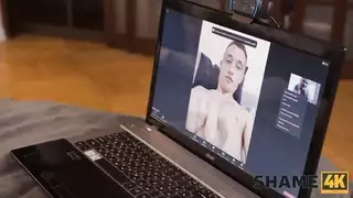 عاهرة لاتينا تبتلع كل قطرة بعد مص شديد