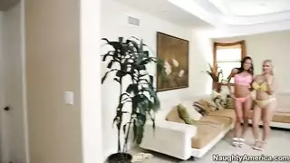 بنتين وشب لحس حلمات