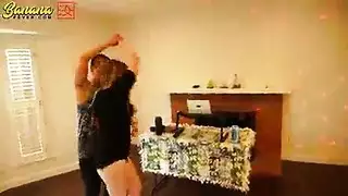 عاهرات الجامعة تبلع السائل المنوي بعد مص عنيف غير مخطط، ثم تلعق الأصابع