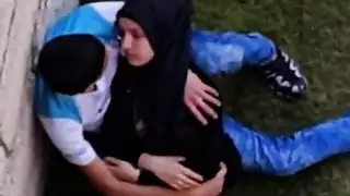 إباحية خارجية: وقحة محجبة تُدمر مهبلها الضيق في الحديقة