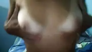 مراهقة هاوية تستمتع بجلسة جماع جماعي عنيف