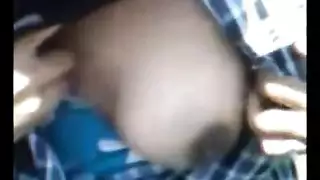 محجبة عاهرة تكشف نهديها لرجلها ليعصرهما