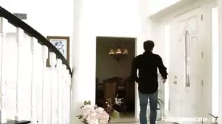 مزة رائعة تخون زوجها في سريره مع زوج صاحبتها وصاحبتها تقفشهما و نيك رائع ساخن جداً