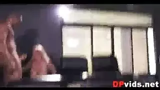 جنس سيارات إباحي: السائق يمارس الجنس مع فرقة كاملة من العاهرات