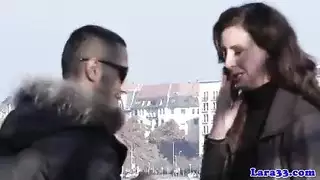 جنس قوي على شاطئ البحر مع أثداء طبيعية مثالية