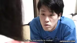 آسيوي يمارس الجنس مع ثلاث نساء مثيرات في علاقة جنسية جماعية صريحة