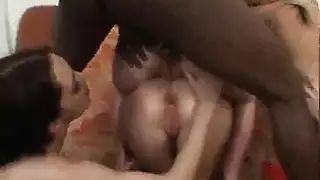 العاهرة ذات البشرة العاجية في جلسة جماعية