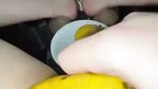 أول هزة جماع للمراهقة العذراء: استخدام المانجو للجنس الفردي الصريح