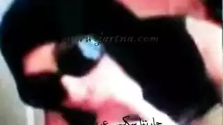 فتاة عربية محجبة تقدم خدمة فم لا تُنسى