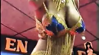 فتاة عربية عارية من السودان، تظهر جسدها وتلعب مع بوسها على عرض الرقص العربي في