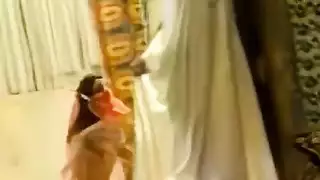 عمود ضخم يضرب فتحة متسعة لفتاة عربية