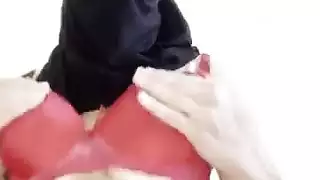 مراهقة عربية محجبة ذات أثداء كبيرة تمص وتُمارس الجنس الصريح