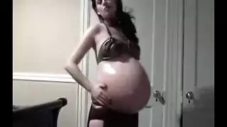 سيدة عربية مثيرة تظهر بطنها الحامل في بث ويب ساخن إكس إكس إكس
