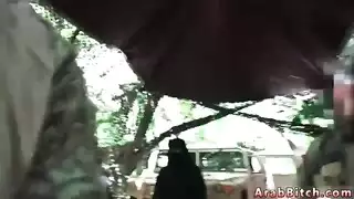 طالب جامعي عربي يضرب فتاة عربية مثيرة بقوة