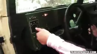 عاهرتان إباحيتان عربيتان تتنافسان على مص أكبر قضيب بعمق